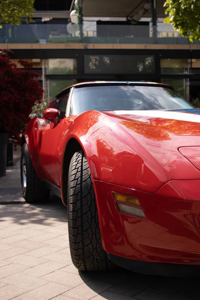 Eine Vertikale Nahaufnahme Eines Klassischen Roten Amerikanischen Muscle Cars Bei — Stockfoto