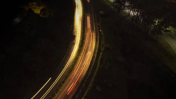 Tiro Ângulo Alto Uma Estrada Construída Meio Floresta Noite — Fotografia de Stock