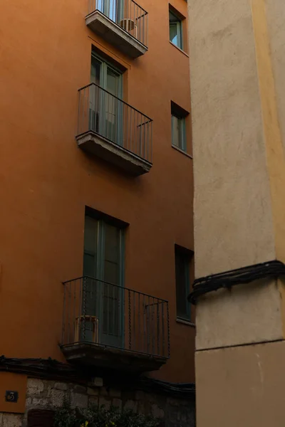 Вертикальний Знімок Оранжевого Фасаду Будівлі Балконами — стокове фото