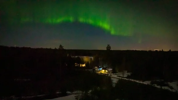 フィンランドの田舎にあるオーロラが照らす家の空中風景 — ストック写真