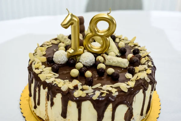 Eine Festliche Torte Mit Goldenen Kerzen Zum Achtzehnten Geburtstag Oder — Stockfoto