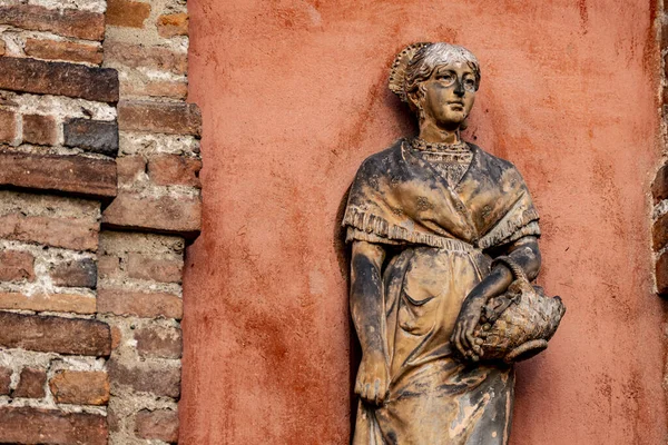 イタリアのロッカ ブリヴィオで古代の彫像のクローズアップショット — ストック写真
