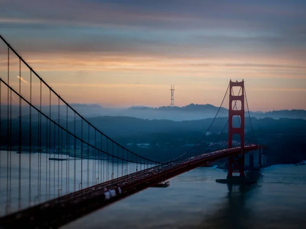 Golden Gate Bridge Bay Mountains Background Foggy Sunset — Stock Photo, Image