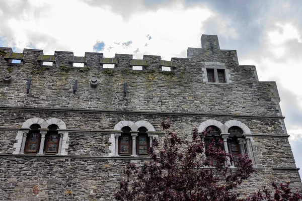 Nízký Úhel Středověkého Hradu Gravensteen Gentu Zamračeného Dne Belgii — Stock fotografie