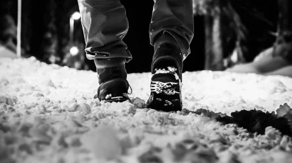 Strzał Skali Szarości Stóp Osoby Chodzącej Przez Śnieg — Zdjęcie stockowe