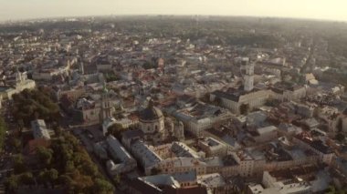 Şehir manzarası. Binaları ve caddeleri olan Lviv.