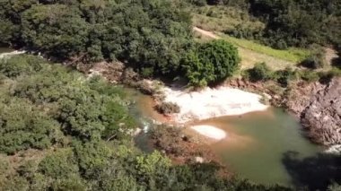 Sığ nehir, kayalar ve ağaçlarla dolu güzel manzaranın hava görüntüleri.