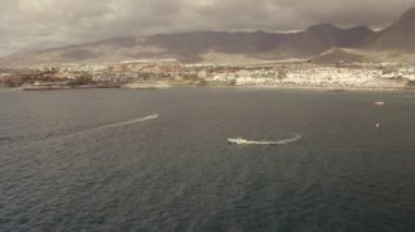 İspanya, Tenerife 'nin maliyeti boyunca yelken açan okyanus manzarası