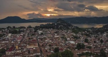 Valle de Bravo, Meksika 'da günbatımı manzaralı bir gökyüzü.
