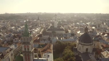 Şehir manzarası. Binaları ve caddeleri olan Lviv.