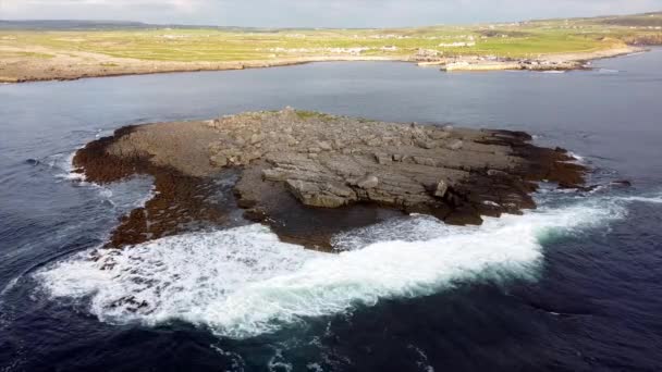 Drone Imagens Ondas Cair Numa Pequena Ilha Rochosa — Vídeo de Stock