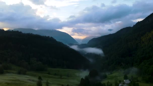 Letecký Pohled Krásnou Přírodu Zalesněnými Horami Norsku Hardanger — Stock video