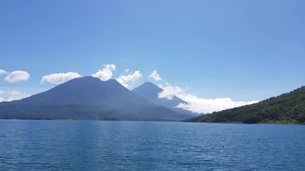 青い空に対するアティトラン湖の上のアティトラン火山の魅惑的な景色 — ストック動画