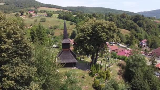 Pandangan Udara Terhadap Sebuah Gereja Kayu Daerah Pedesaan — Stok Video