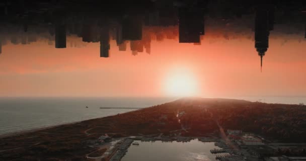 Günbatımı Gökyüzüne Karşı Kentsel Bir Sahilin Dijital Olarak Birleştirilmiş Görüntüsü — Stok video