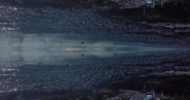 夜间一架无人驾驶飞机在墨西哥城上空盘旋 产生了镜像效果 — 图库视频影像