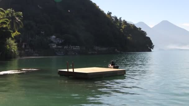 Pemandangan Seorang Nelayan Danau Dengan Latar Belakang Pegunungan — Stok Video