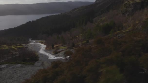 Una Vista Aérea Río Que Fluye Desde Las Montañas Noruega — Vídeo de stock