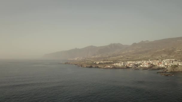 Filmato Aereo Delle Case Sulla Riva Candelaria Isole Canarie Tenerife — Video Stock