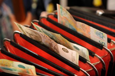 Sıralamadaki Sırp dinar banknotlarının yakın plan çekimi