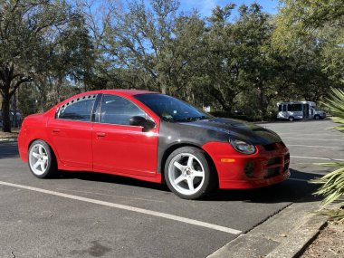 Bir Skittlefabz 2003 Dodge Neon SRT-4 'ü bir otoparkta tamamen restore edildi.