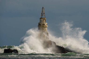 Ahtopol deniz fenerinin bir dalga tarafından vurulduğu güzel bir kare.