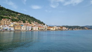 Yunanistan, Mora 'da deniz kıyısında binaları olan Gythio kasabasının güzel bir manzarası.