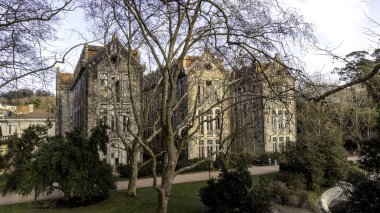 Gündüz vakti parkın önündeki mimari binalar.