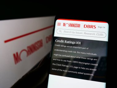 Kanadalı kredi derecelendirme şirketi DBRS Morningstar 'ın internet sitesi olan cep telefonu ekranda logolu. Telefon ekranının merkezine odaklan.