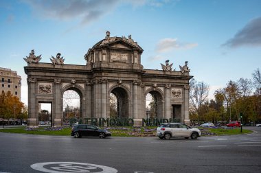 Madrid, İspanya 'da Puerta de Alcala' nın güzel bir cephesi