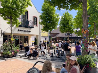 Roermond 'da halk meydanında satranç oynayan insanlar