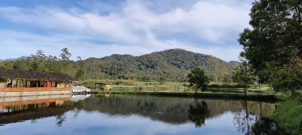 一个以山丘为背景的湖的美丽景色 — 图库照片