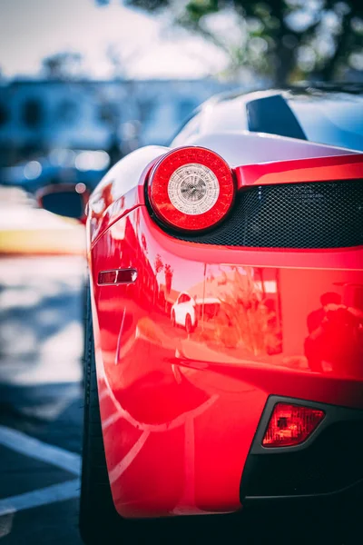 Kırmızı Ferrari Nin Arka Lambasının Dikey Yakın Çekimi — Stok fotoğraf