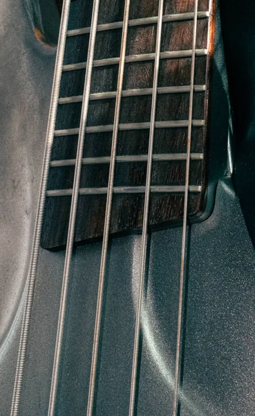 Függőleges Közelkép Egy Szürke Basszusgitár Húros — Stock Fotó