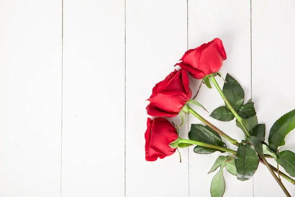 Eine Draufsicht Von Drei Roten Rosen Isoliert Auf Weißem Hintergrund — Stockfoto