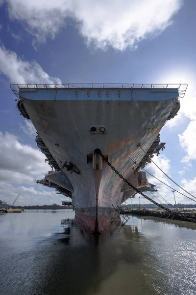 Een Verticaal Schot Van Een Groot Verroest Schip Aangemeerd Haven — Stockfoto