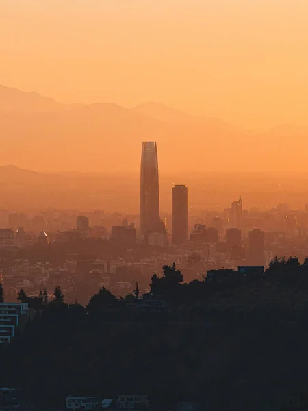 一张智利圣地亚哥的垂直照片 与拉丁美洲最高的建筑康斯坦纳拉中心在日落 — 图库照片