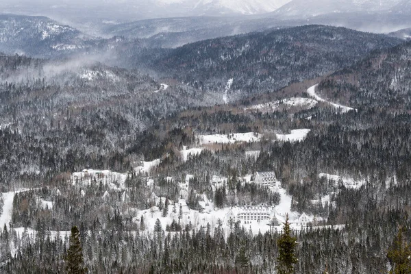 Krásné Zázemí Zasněžené Krajiny Stromy Mraky Nadýchaným Sněhem Městečkem Horském — Stock fotografie