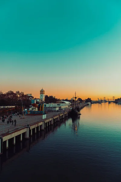 Eine Vertikale Aufnahme Des Hafens Von Sevilla Spanien Bei Sonnenuntergang — Stockfoto