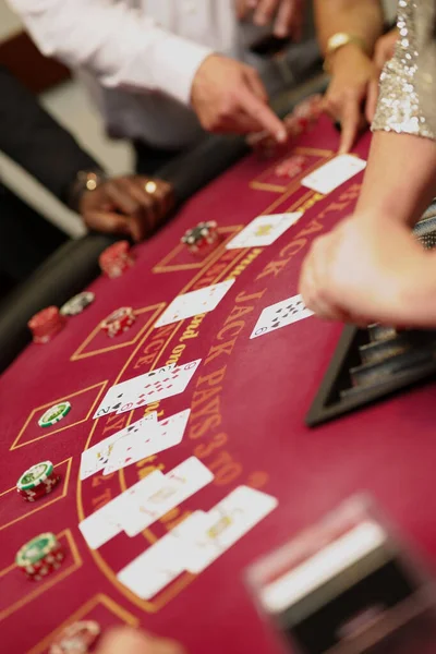 Ett Vertikalt Skott Ett Pokerbord Med Återförsäljare Och Spelare Runt — Stockfoto