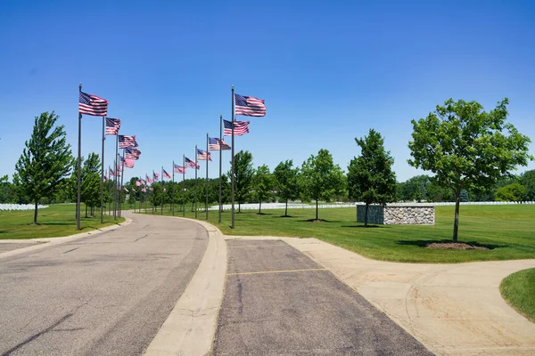 Μια Άποψη Του Πάρκου Μνήμης Που Περιβάλλεται Από Αμερικανικές Σημαίες — Φωτογραφία Αρχείου