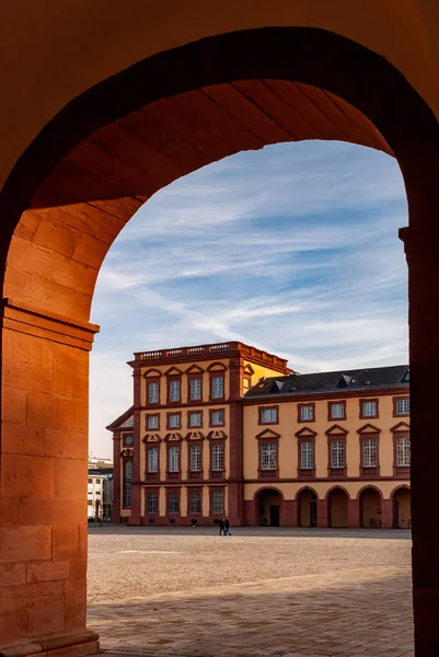 Ein Schöner Blick Durch Den Bogen Auf Das Mannheimer Barockschloss — Stockfoto