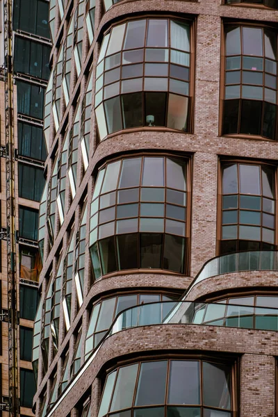 Ángulo Vertical Bajo Edificio Moderno Con Ventanas Anchas —  Fotos de Stock