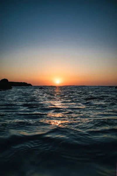 Una Toma Vertical Del Sol Poniéndose Reflejándose Superficie Del Océano — Foto de Stock