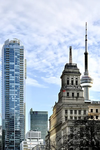 Vertikální Záběr Budovy Canada Life Věže Kalném Pozadí Oblohy — Stock fotografie