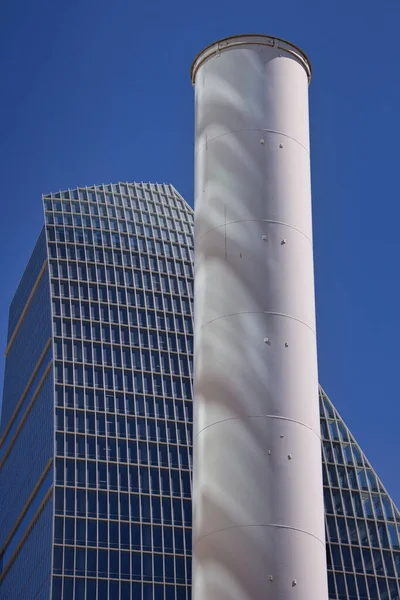 Egy Függőleges Kép Egy Kéményről Egy Modern Épületről — Stock Fotó