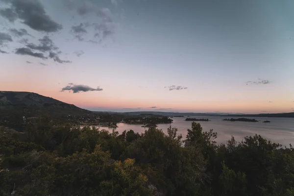 Una Hermosa Vista Lago Tranquilo Rodeado Árboles Atardecer — Foto de Stock