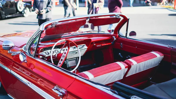 Une Chevrolet Impala Rouge Cabriolet Dans Salon Automobile Classique Santa — Photo