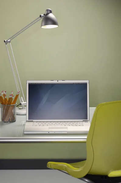 Colpo Verticale Laptop Sul Tavolo Parete Verde Sullo Sfondo — Foto Stock