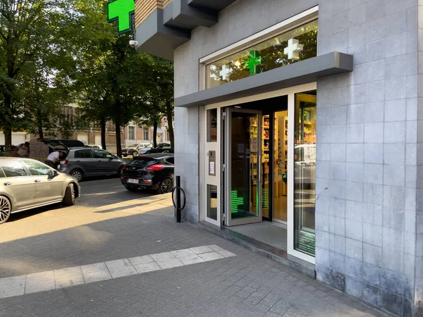 Auto Geparkeerd Naast Een Apotheek Brussel — Stockfoto